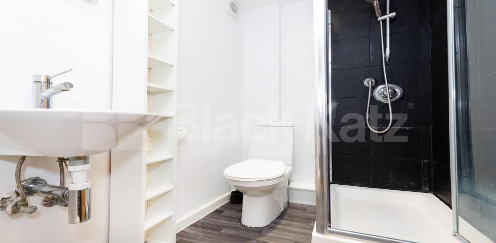 5 bedroom house located 0.3 miles from a Piccadilly line Hampden Road, Haringey